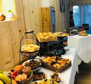 Daily continental breakfast (EUR 13.90 per person)