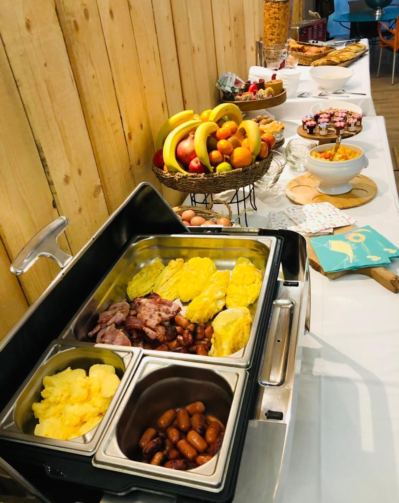 Petit déjeuner continental (13.90 EUR par personne)