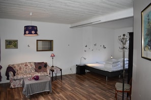 Decoración personalizada, muebles diferentes y cortinas blackout 