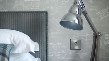 Escritorio, wifi gratis y ropa de cama