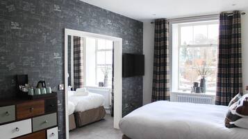 Escritorio, wifi gratis y ropa de cama