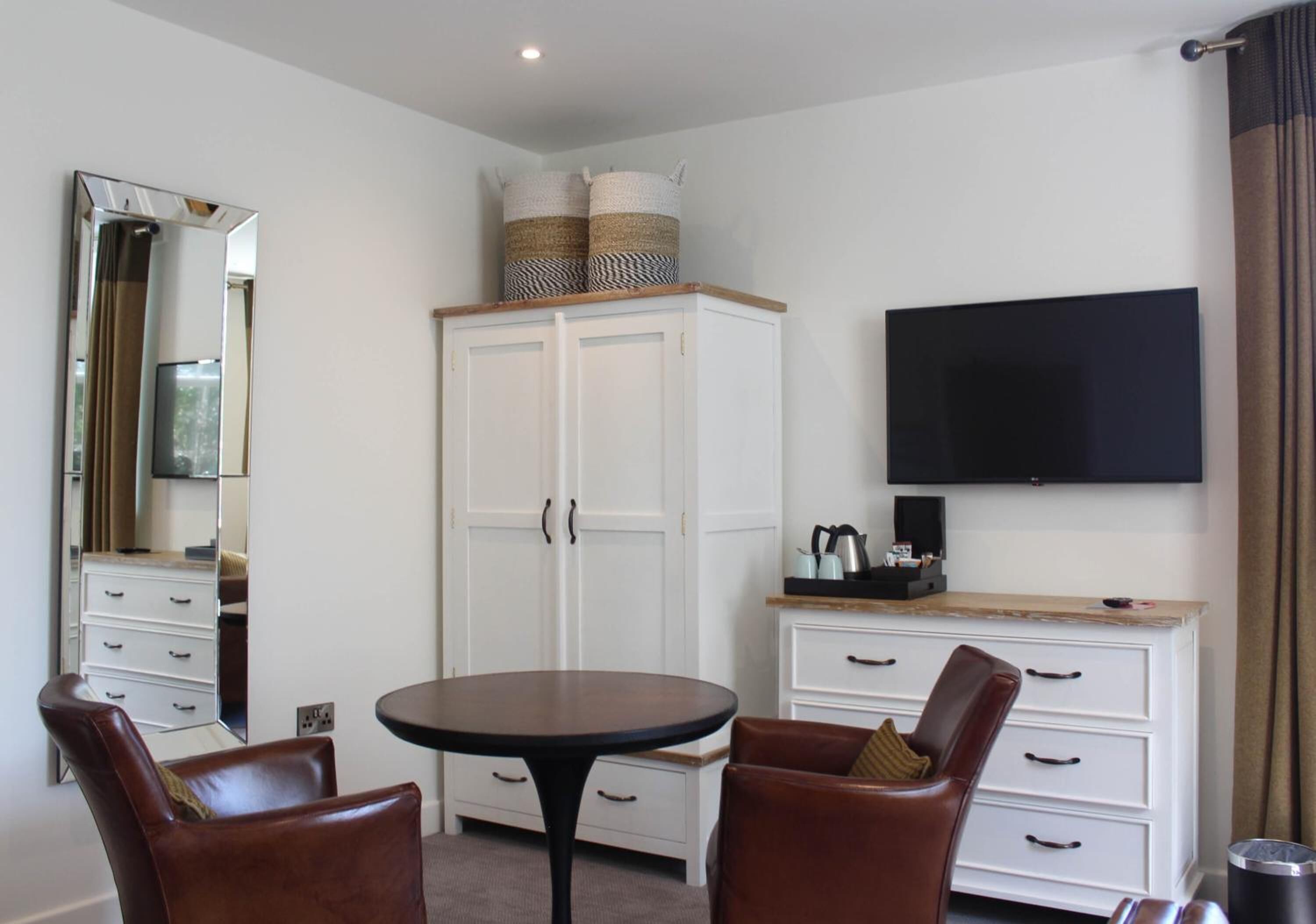 family quadruple room, 2 double beds | living room | flat-screen tv