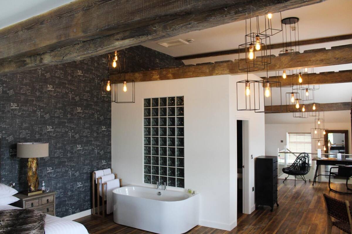 penthouse, 1 double bed | bathroom | free toiletries, towels