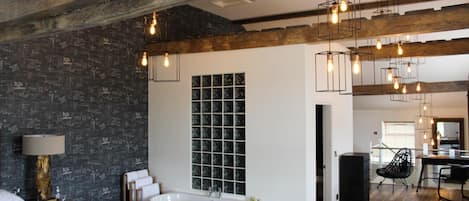 Loftsleilighet, 1 dobbeltseng | Bad | Toalettartikler (inkludert) og håndklær