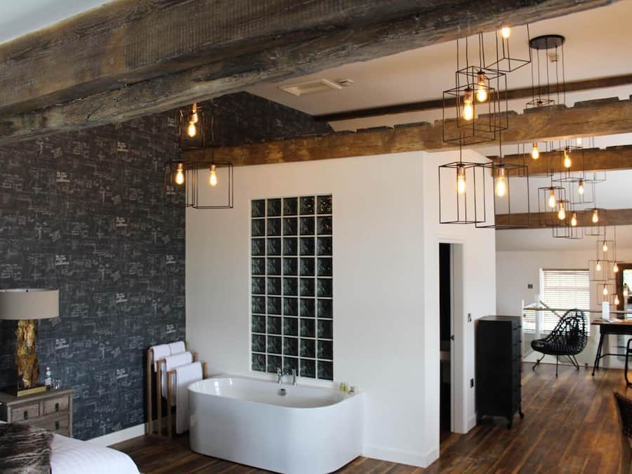 Penthouse, 1 Double Bed | Bathroom | Free toiletries, towels