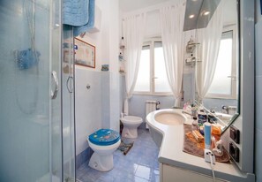 Villa | Bathroom | Shower, hair dryer, towels, shampoo - Villa Rocco Galdieri (Naples)
