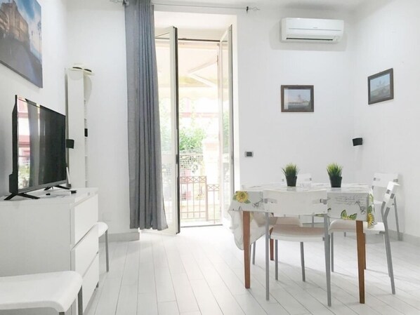 تناول الطعام داخل الغرفة