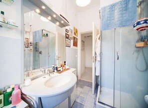Villa | Badezimmer | Dusche, Haartrockner, Handtücher, Shampoo