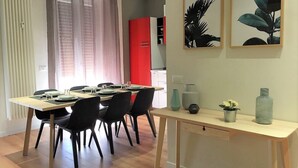 In-room dining - Desenzanoloft – A Casa di Giovanna Lake View (Desenzano del Garda)