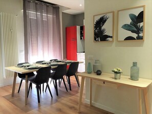 Deluxe-Apartment, 2 Schlafzimmer, 2 Bäder, Seeblick | Essbereich im Zimmer