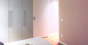 Deluxe-Apartment, 2 Schlafzimmer, 2 Bäder, Seeblick | 2 Schlafzimmer, Bügeleisen/Bügelbrett, Babybetten, kostenloses WLAN