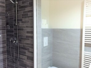 Deluxe appartement, 2 slaapkamers, 2 badkamers, uitzicht op meer | Badkamer met douche