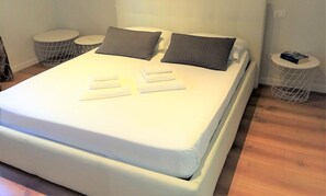 Deluxe-Apartment, 2 Schlafzimmer, 2 Bäder, Seeblick | 2 Schlafzimmer, Bügeleisen/Bügelbrett, Babybetten, kostenloses WLAN