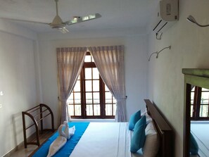 1 غرفة نوم وأغطية فراش متميزة ومكتب ومكواة/لوح كي