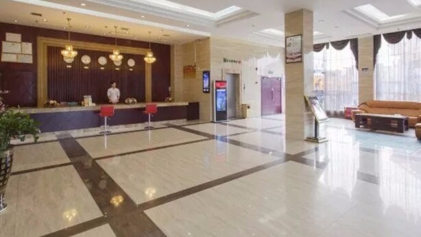 A spacious lobby with a reception desk, a seating area, and a large window providing natural light. - Kaiserdom Changsha South Station (Changsha)