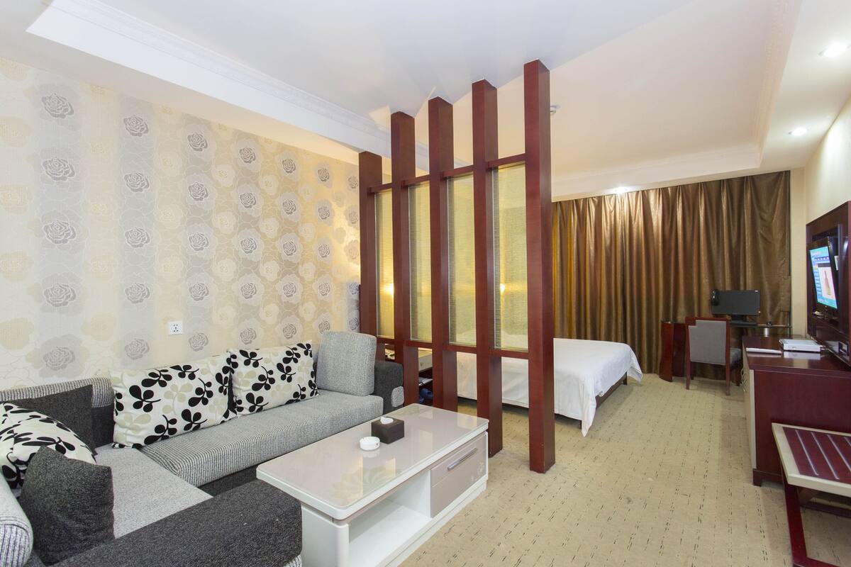 Business Double Room | Blackout drapes, soundproofing, WiFi (free)