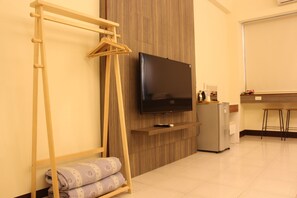 Down comforters, individually decorated, desk, blackout drapes - Cushare Tainan B&B (Tainan)