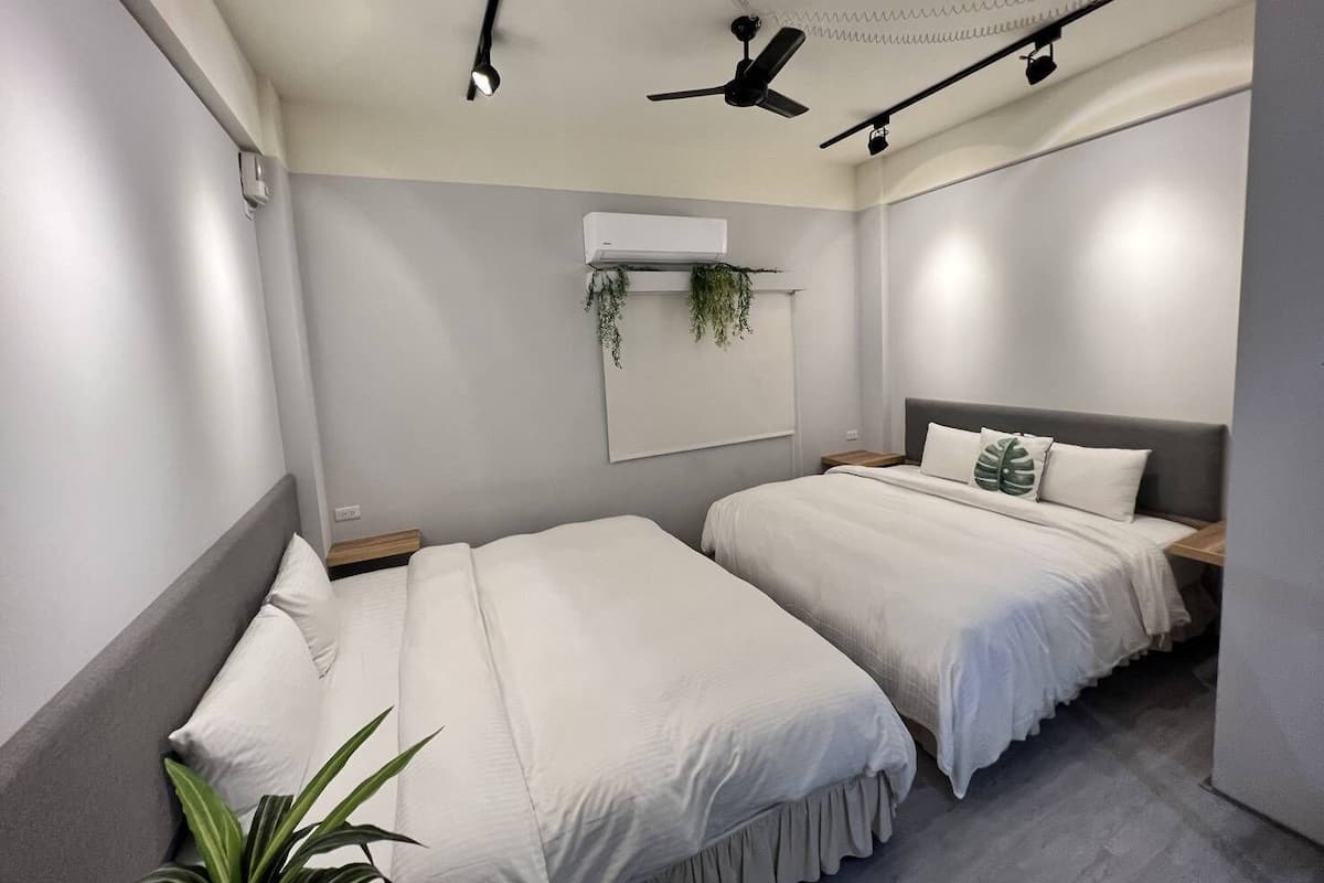 Grand-værelse til 4 personer | Individuelt design, skrivebord, mørklægningsgardiner, lydisolering