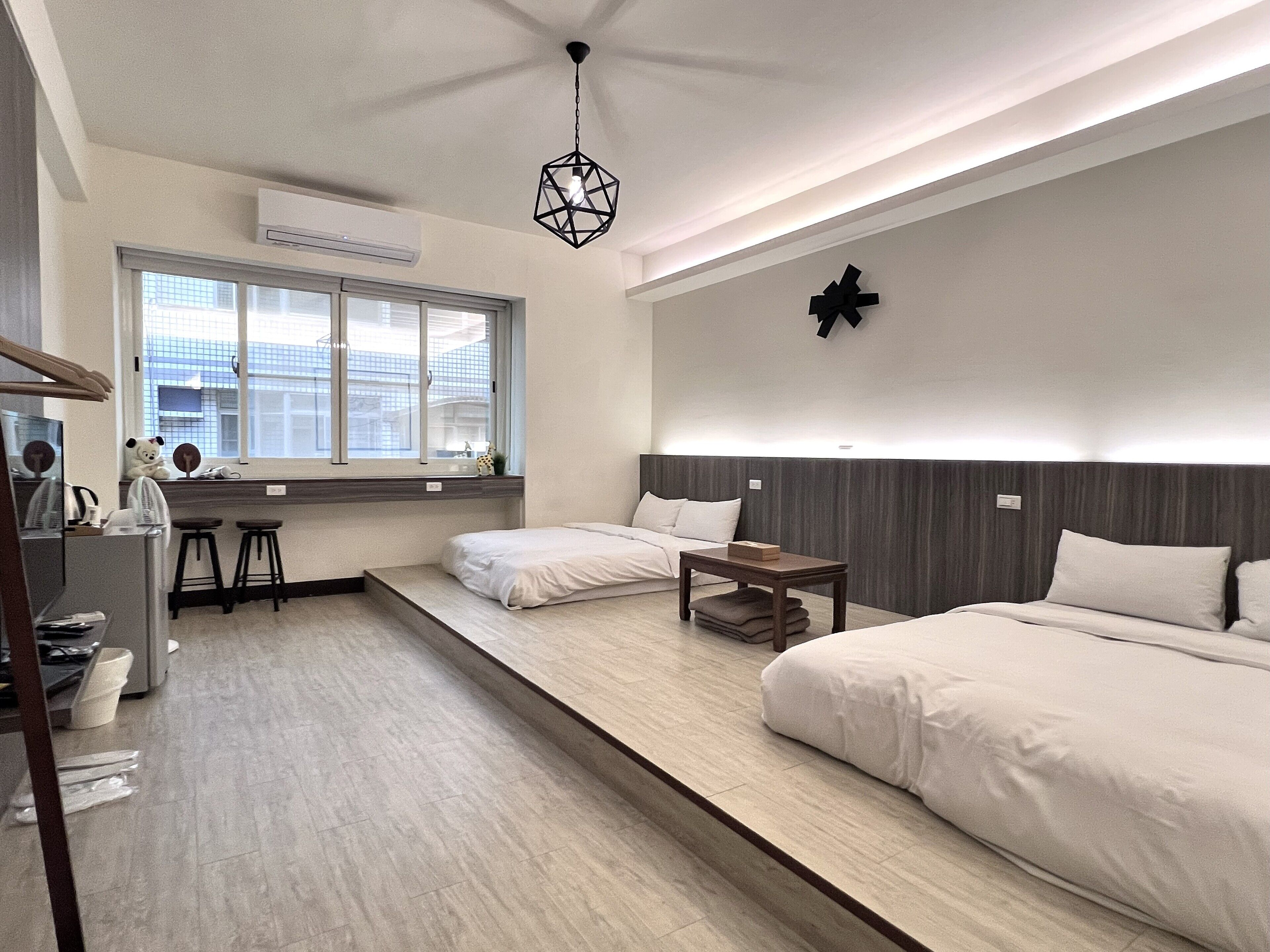 Kamar Quadruple Comfort (501) | Didekorasi berbeda-beda, meja kerja, tirai kedap cahaya, dan kedap suara