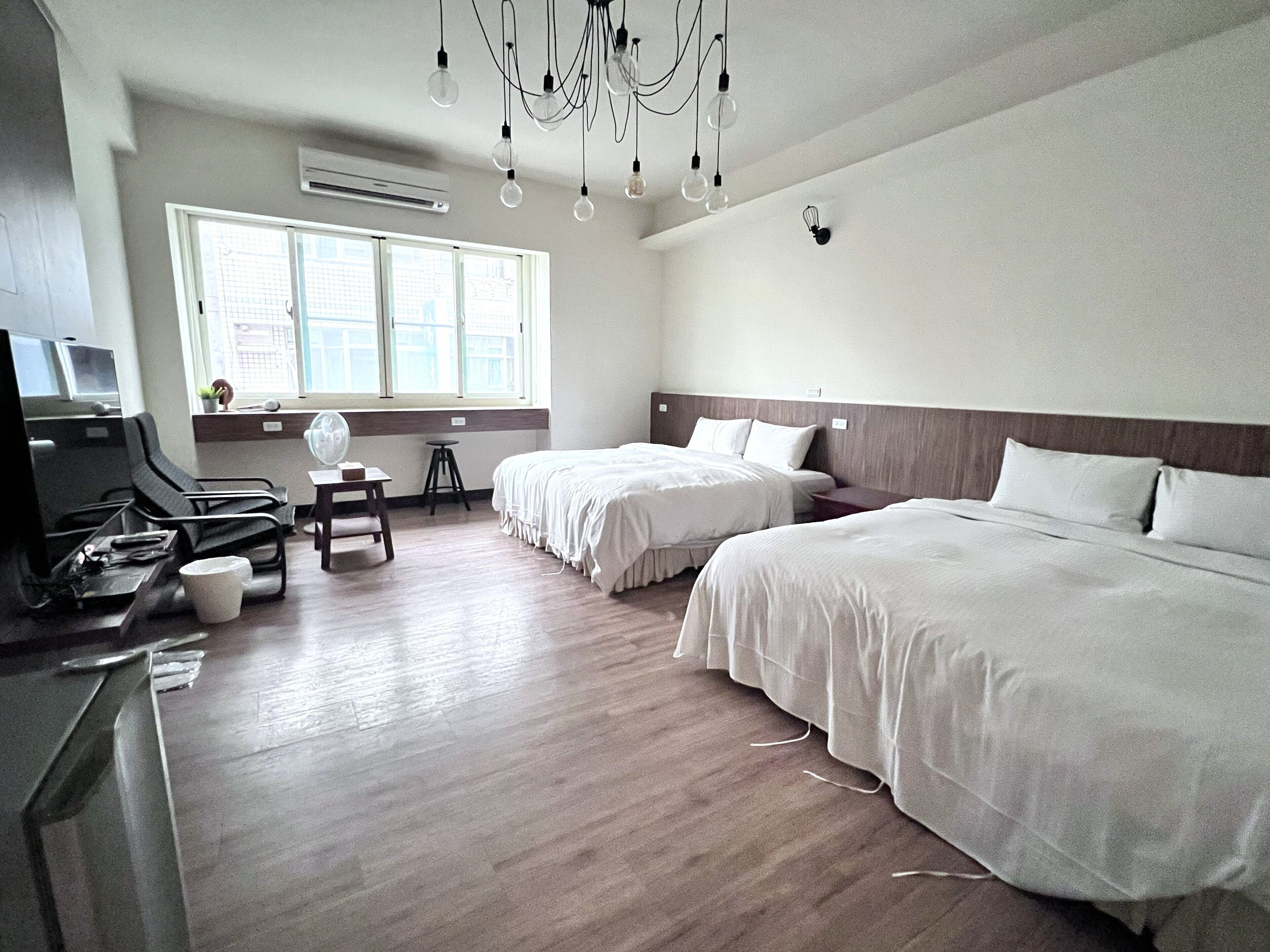 Habitación cuádruple Deluxe (301) | Decoración individual, escritorio, cortinas opacas