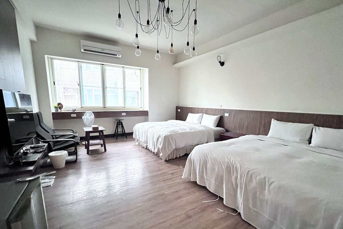 Deluxe Quadruple Room (301)