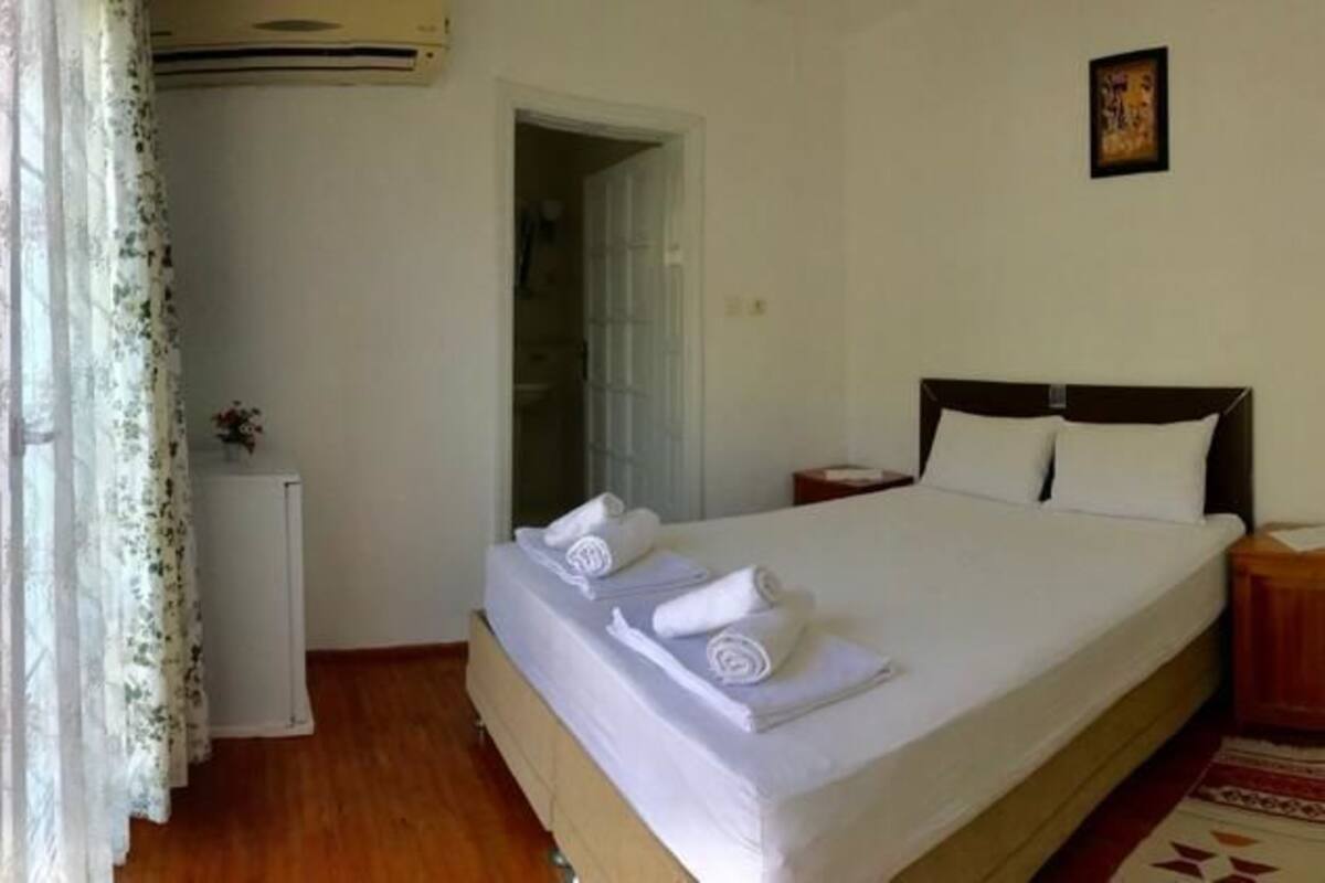 Habitación doble estándar, 1 cama matrimonial, vista a la montaña | Minibar, escritorio, tabla de planchar con plancha y camas extra