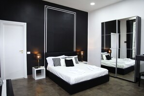1 bedroom, Frette Italian sheets, hypo-allergenic bedding, down duvets - Toledo Apartments (Naples)