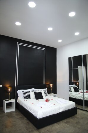 1 bedroom, Frette Italian sheets, hypo-allergenic bedding, down duvets - Toledo Apartments (Naples)