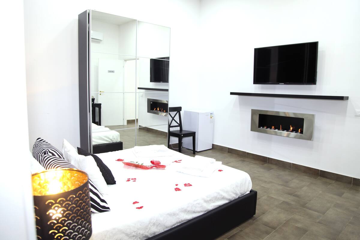 Suite | 1 bedroom, Frette Italian sheets, hypo-allergenic bedding available