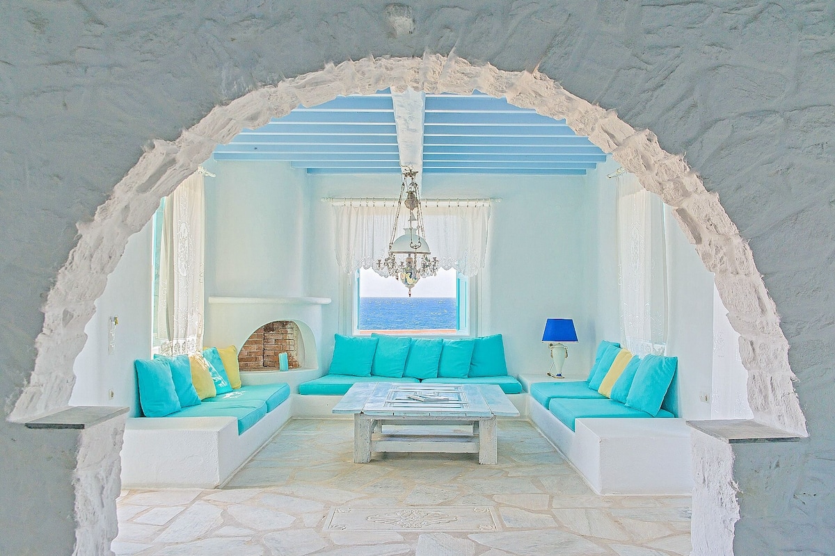 Departamento Deluxe, acceso a la alberca, vista al mar | Salón ejecutivo