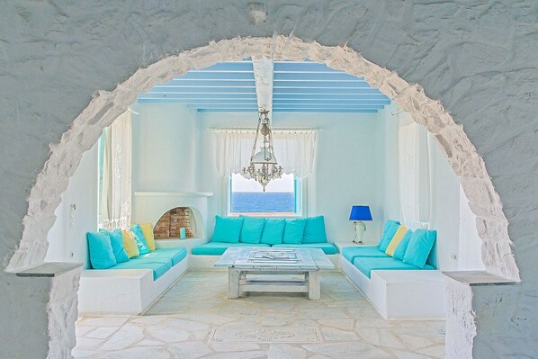 Departamento Deluxe, acceso a la alberca, vista al mar | Salón ejecutivo