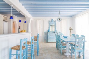 Departamento Deluxe, acceso a la alberca, vista al mar | Servicio a la habitación