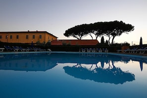 Hồ bơi ngoài trời phục vụ theo mùa, dù/ô trên bãi biển/hồ bơi