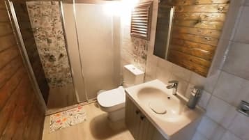 Family Bungalow, 1 Queen Bed with Sofa bed, Garden View | Bathroom | Towels