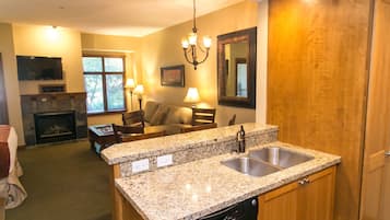 Studio | Private kitchen | Full-size fridge, microwave, oven, stovetop