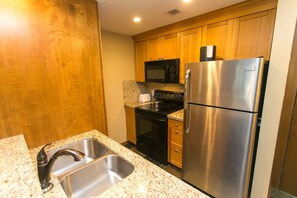 Refrigerador con freezer, microondas, horno, placa de cocina