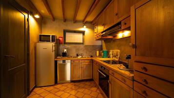 Großer Kühlschrank, Mikrowelle, Ofen, Herdplatte