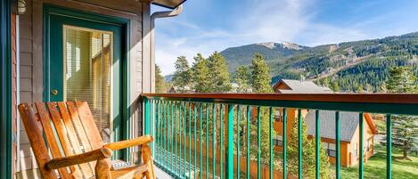 Condo, 4 habitaciones | Balcón