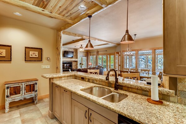 Condo, 3 quartos | Cozinha privada | Geladeira grande, micro-ondas, fogão, cooktop