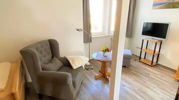 Standard-Einzelzimmer | Wohnbereich | Flachbildfernseher