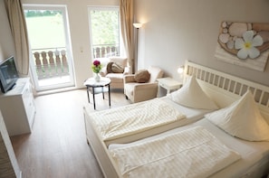 Comfort Double Room, Balcony, Garden Area | Iron/ironing board, free WiFi, bed sheets - Pension Tüxen (Hasselberg)