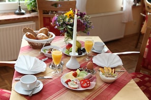 Daily buffet breakfast (EUR 16 per person) - Pension Tüxen (Hasselberg)