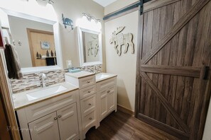 Bústaður - 2 svefnherbergi | Baðherbergi | Baðker, handklæði