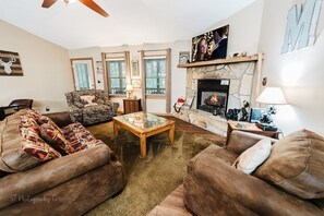 小屋, 2 间卧室 | 起居区 | 电视、壁炉