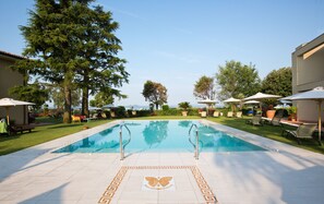 Sesongbasert utendørsbasseng, bassengparasoller og solsenger