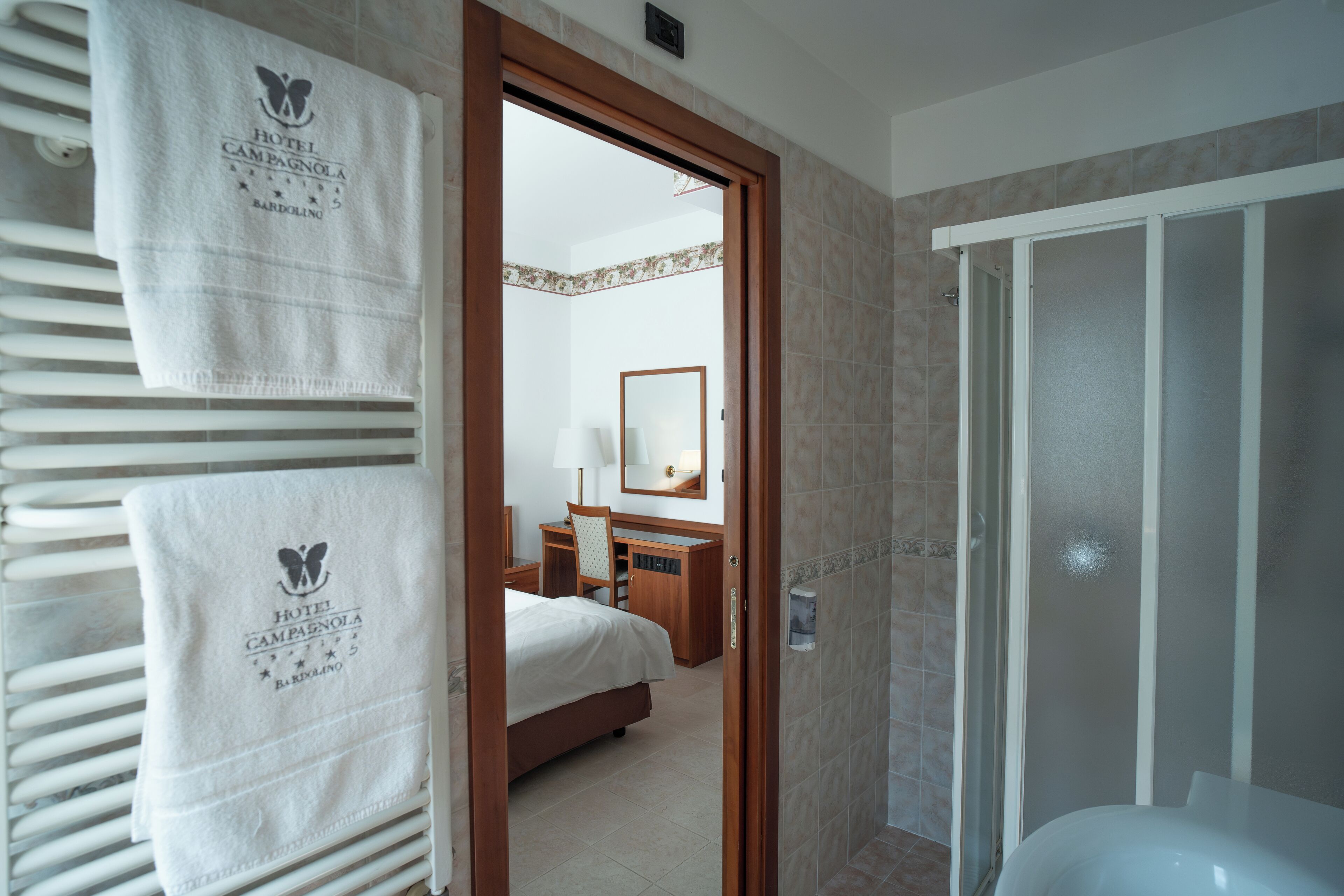 economy room | bathroom | shower, free toiletries, hair dryer, bidet