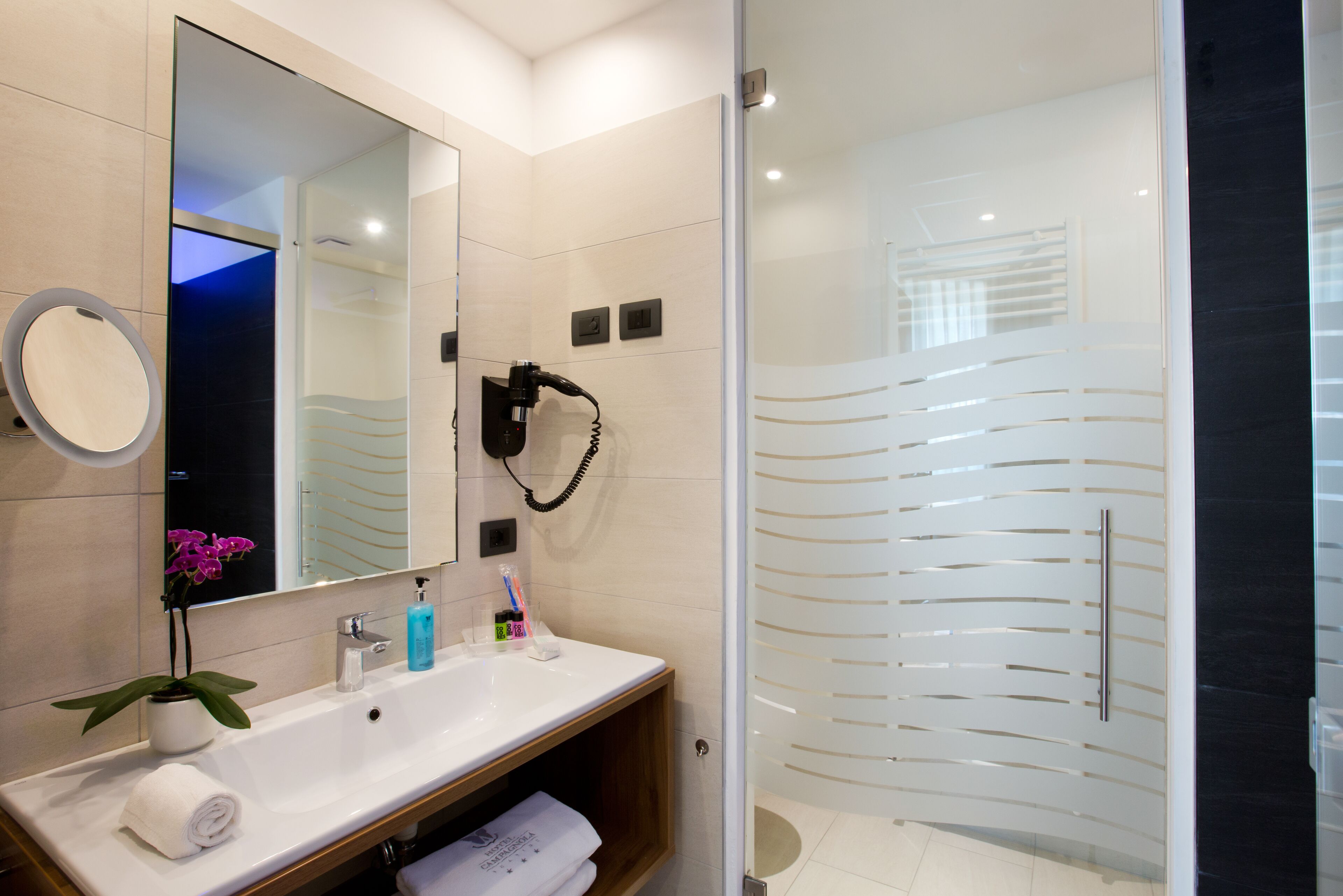 junior suite | bathroom | shower, free toiletries, hair dryer, bidet