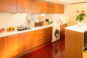Superior Room, 1 Bedroom, Kitchen | Private kitchen | Fridge, microwave, stovetop, coffee/tea maker - Oak Chateau Beijing (Beijing)