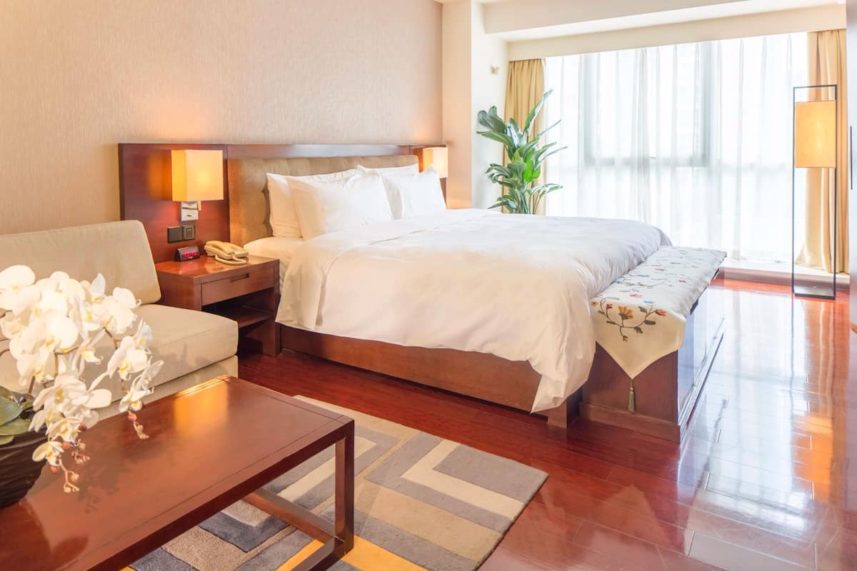 Premium bedding, in-room safe, desk, blackout drapes