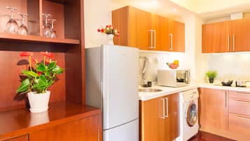Fridge, microwave, stovetop, coffee/tea maker
